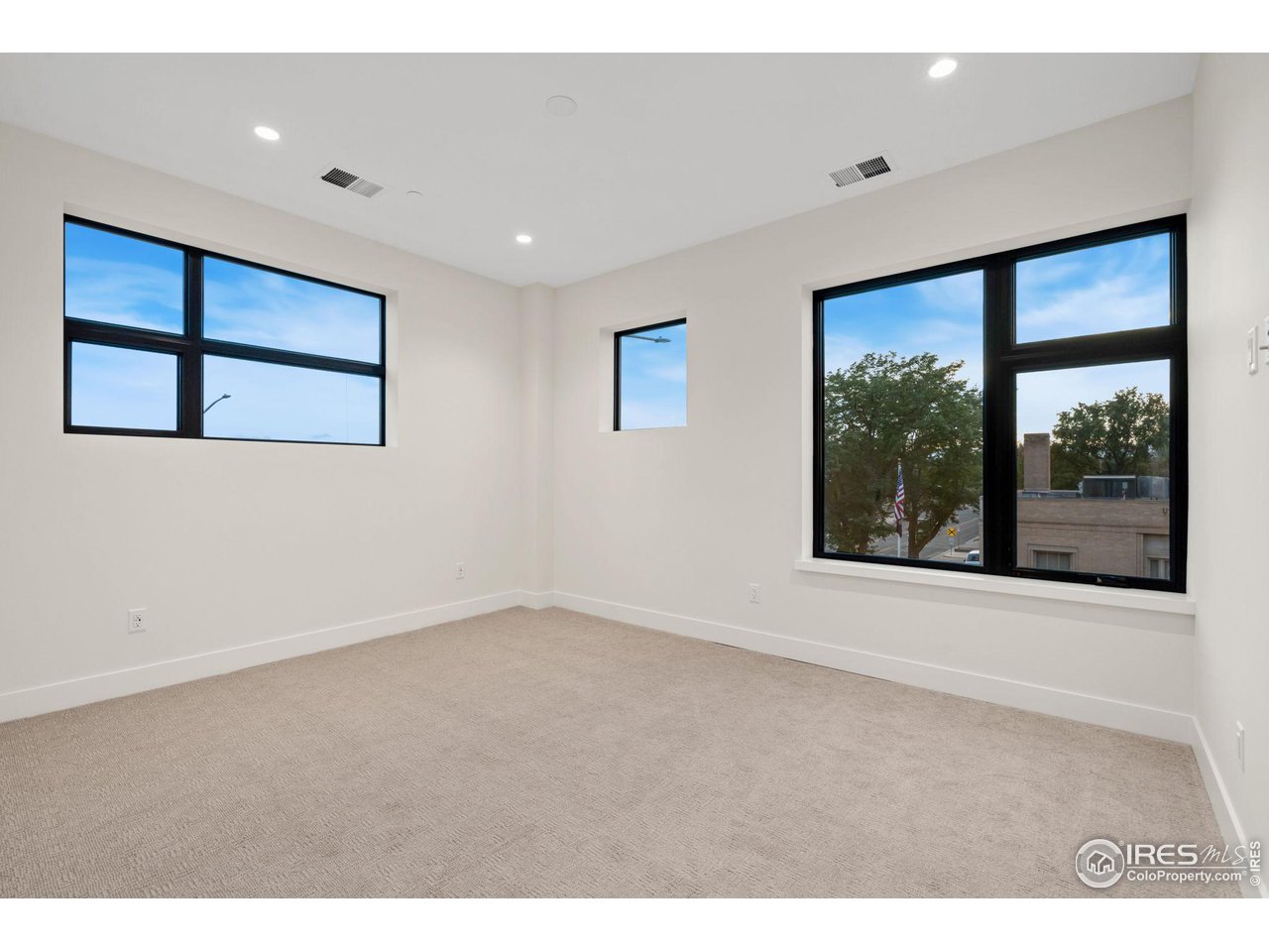 205 E 6th St 300