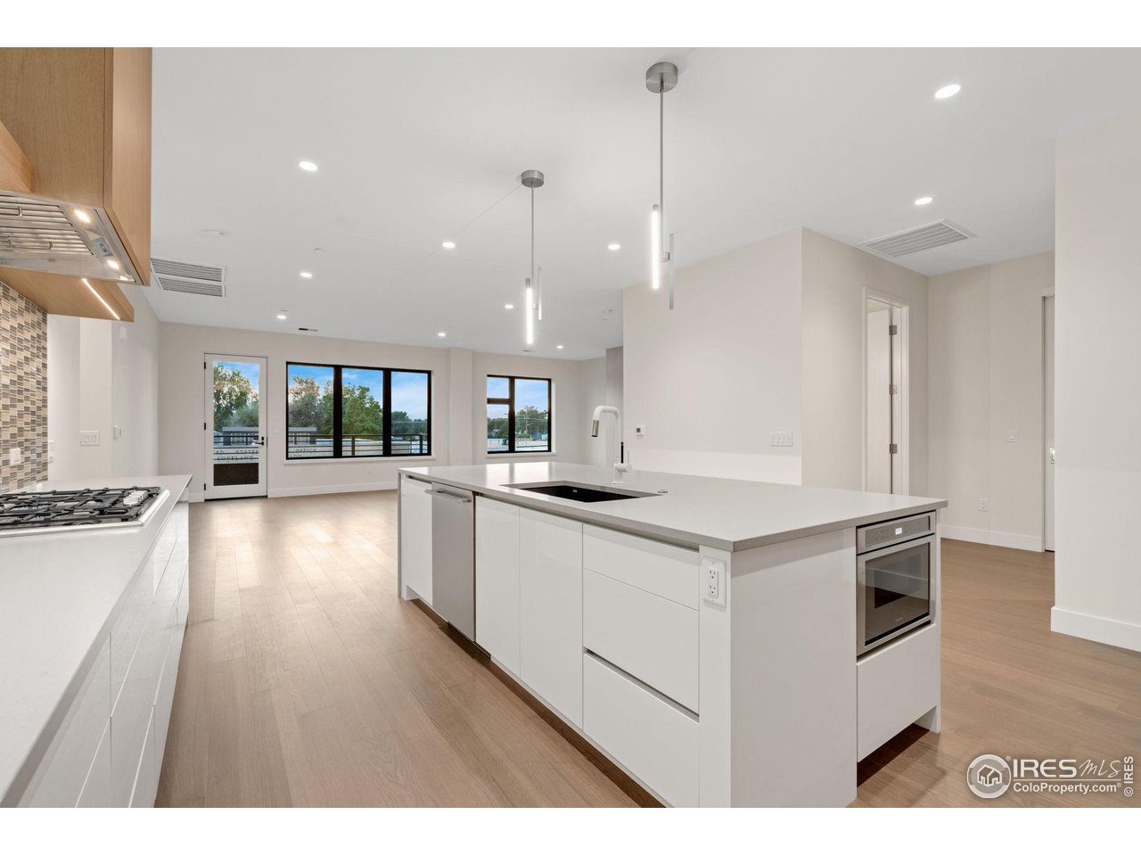 205 E 6th St 300