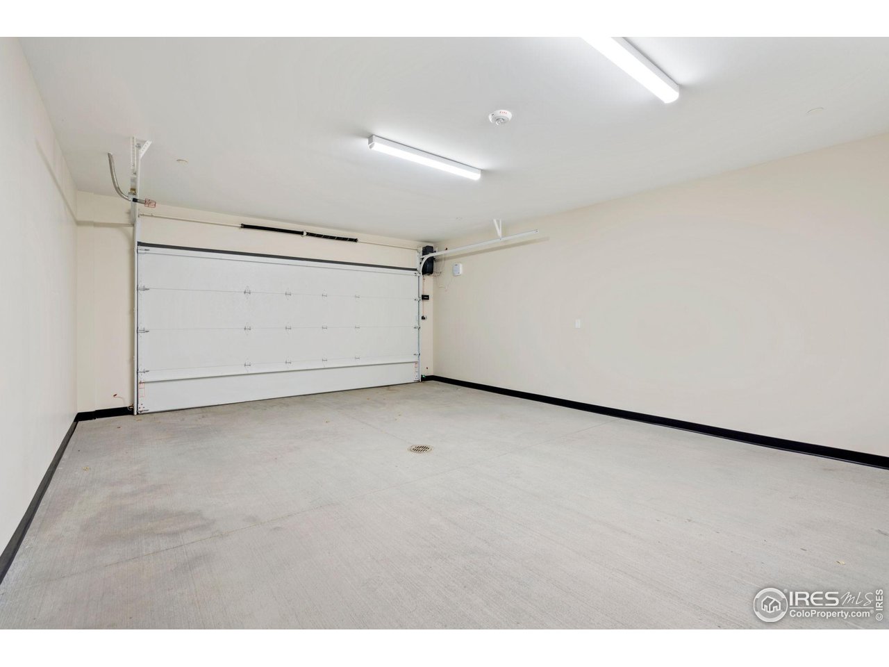 205 E 6th St 300