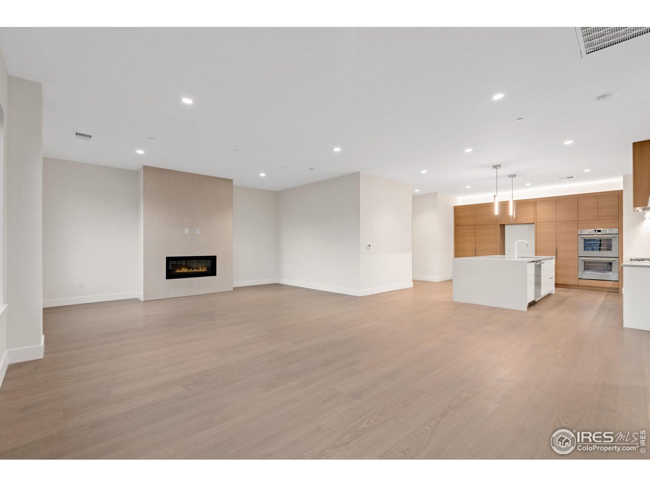 205 E 6th St 300