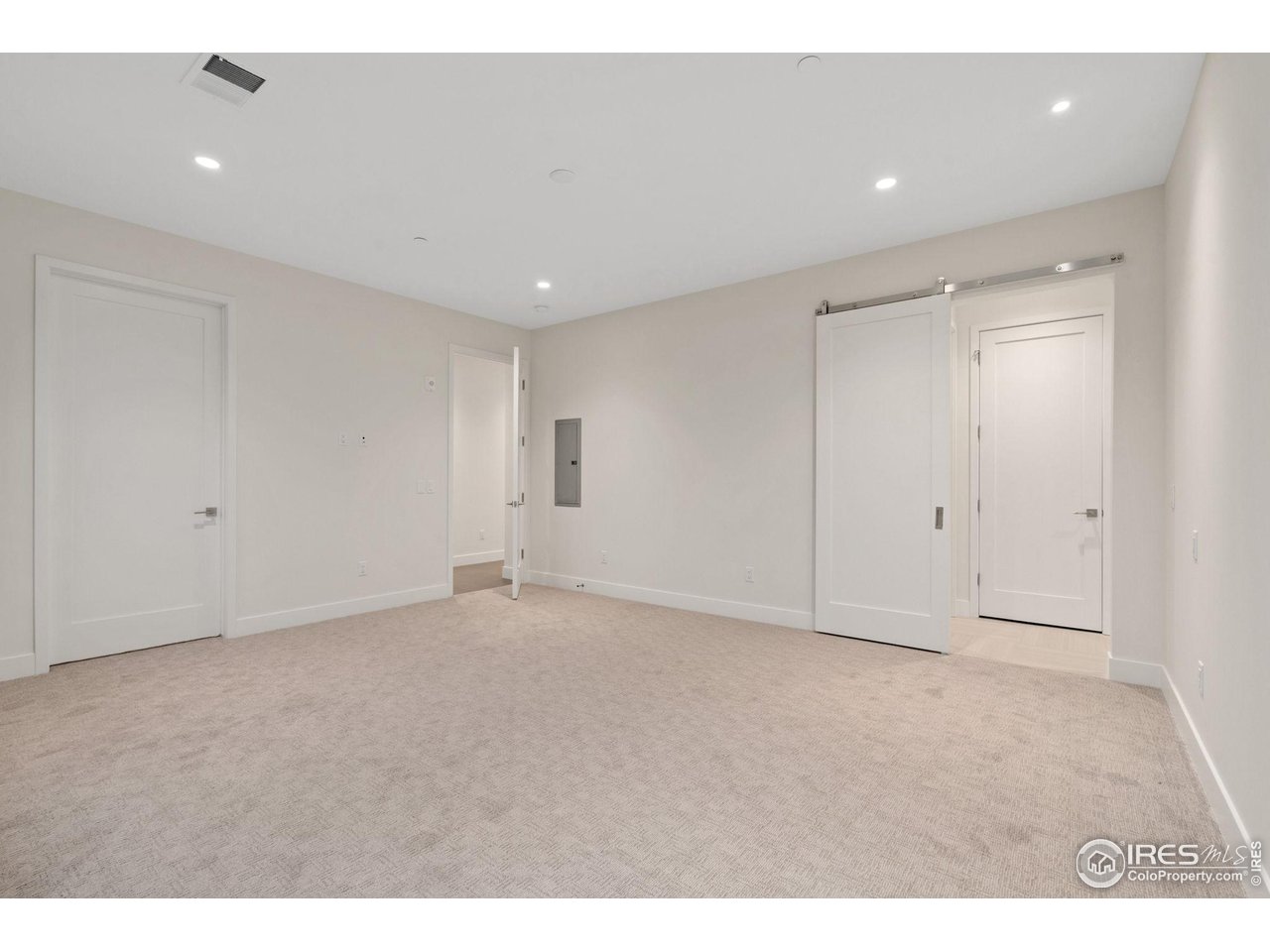 205 E 6th St 300