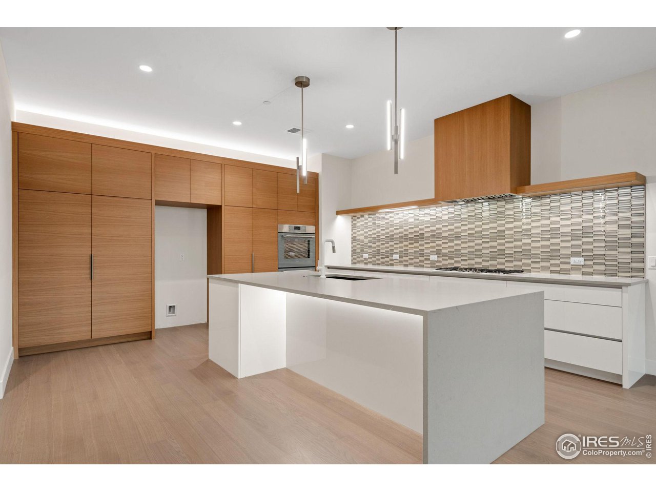 205 E 6th St 300