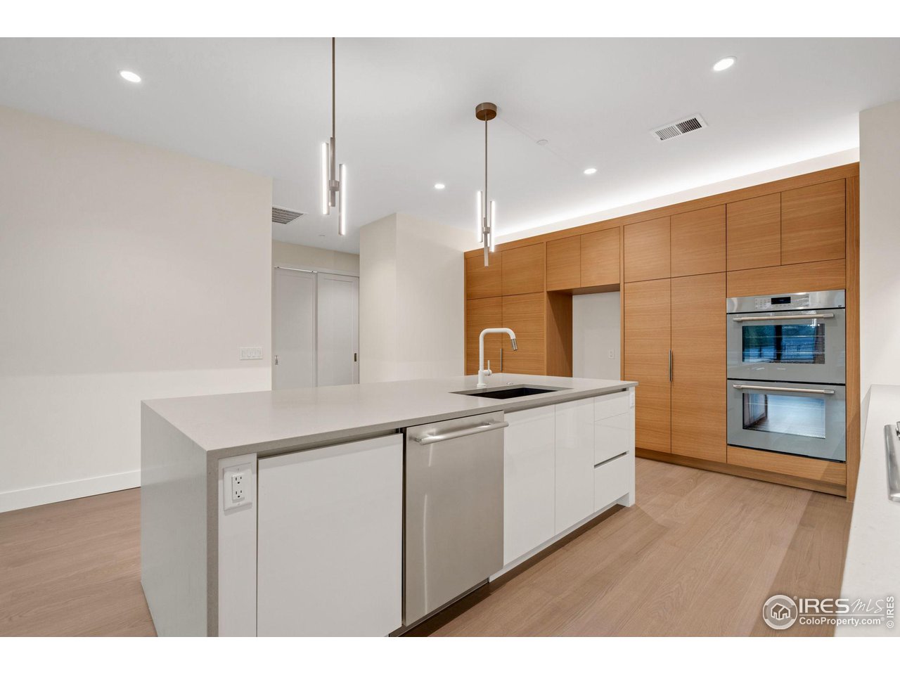 205 E 6th St 300