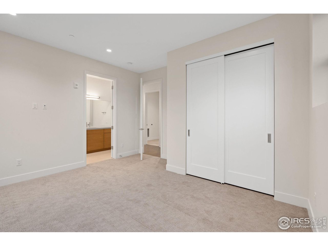 205 E 6th St 300