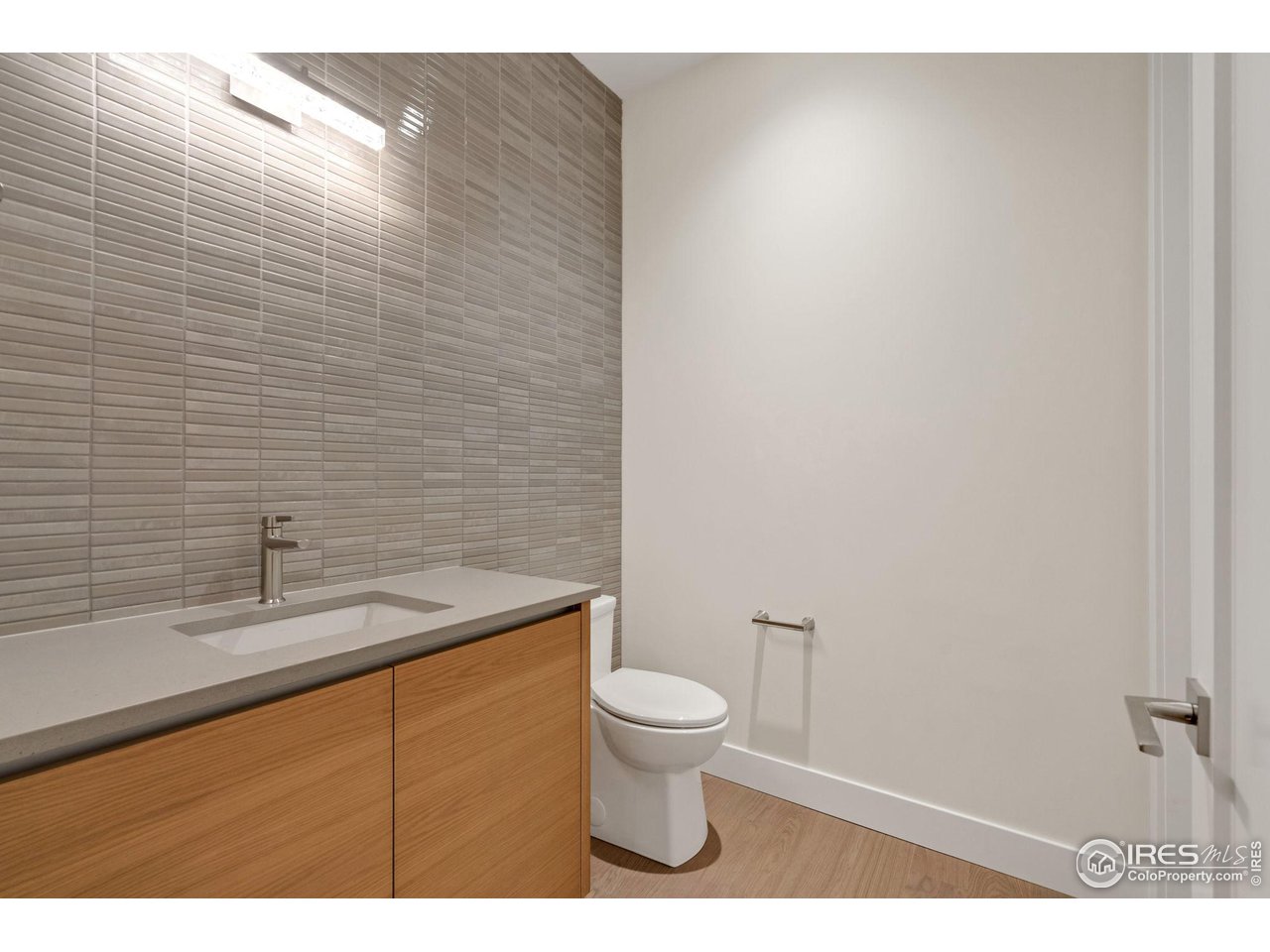 205 E 6th St 300