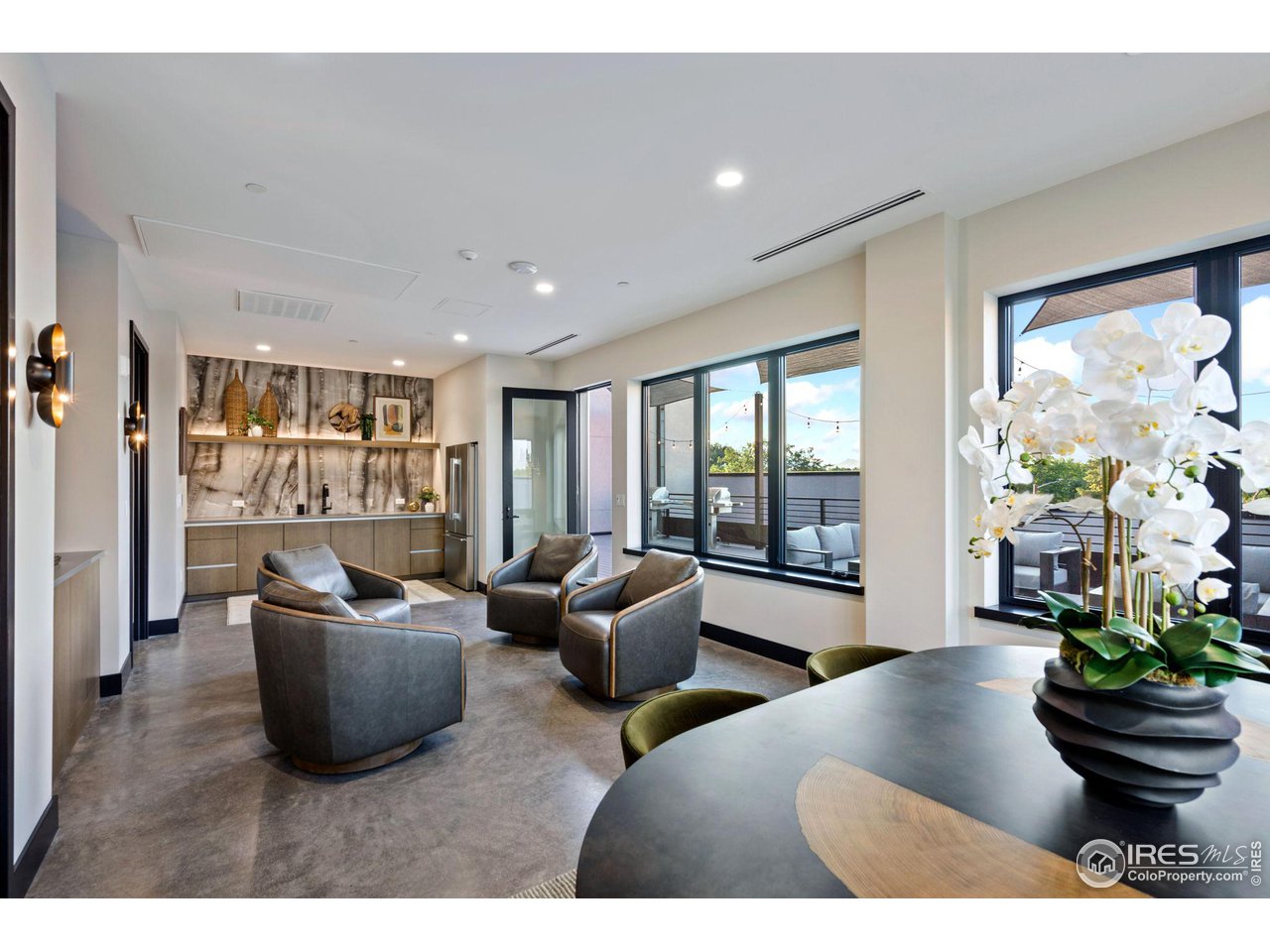 205 E 6th St 305