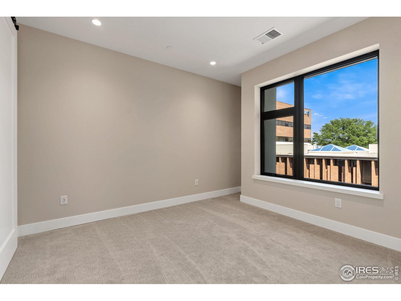205 E 6th St 305