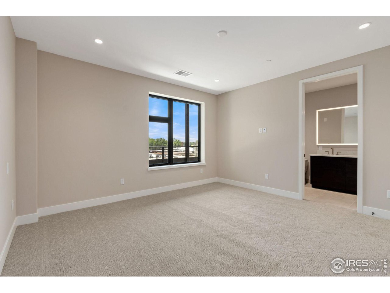 205 E 6th St 305