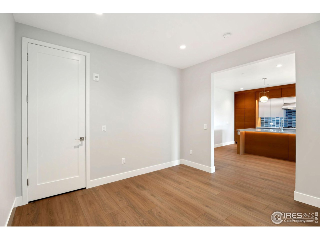 205 E 6th St 205