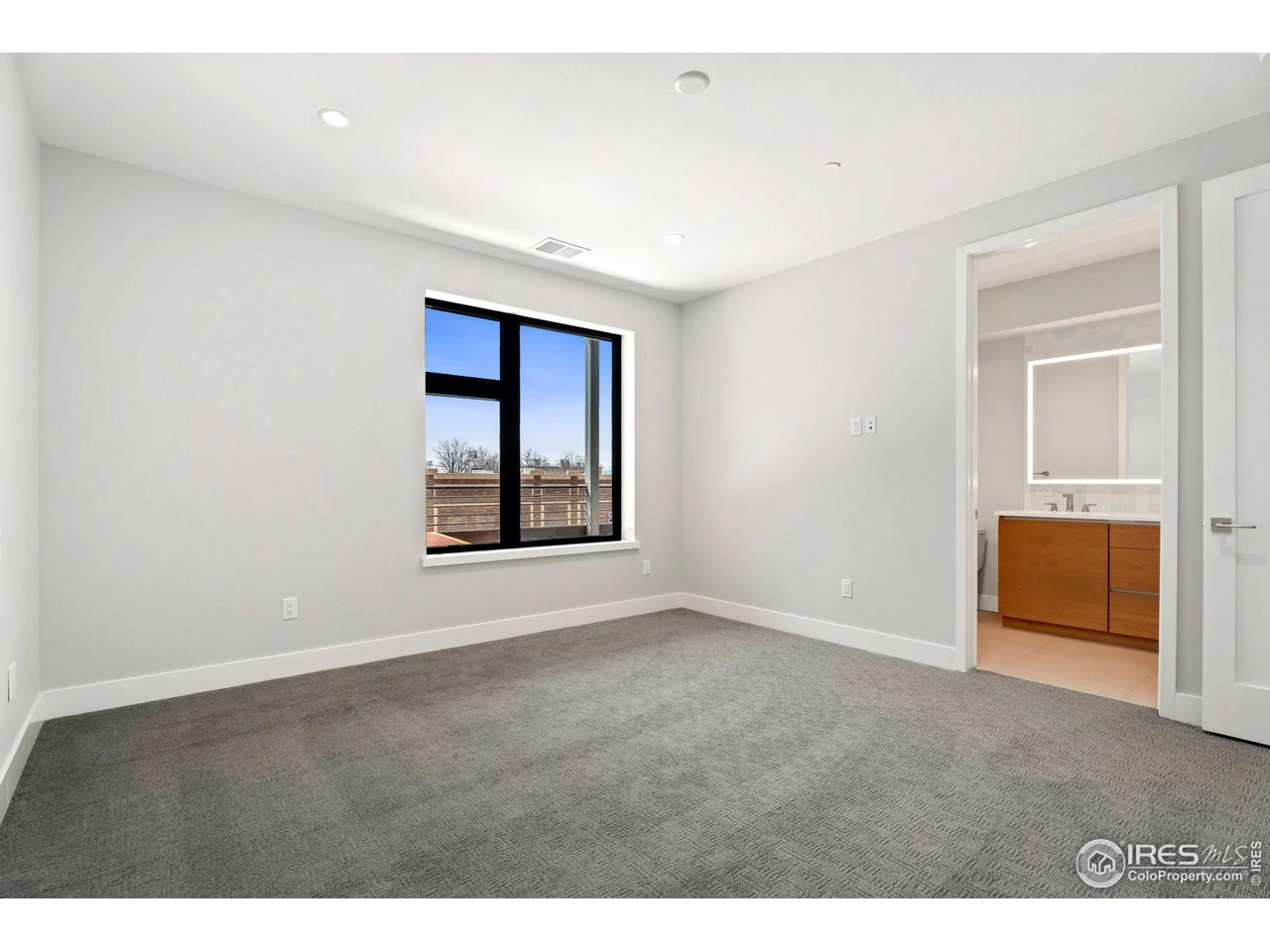 205 E 6th St 205