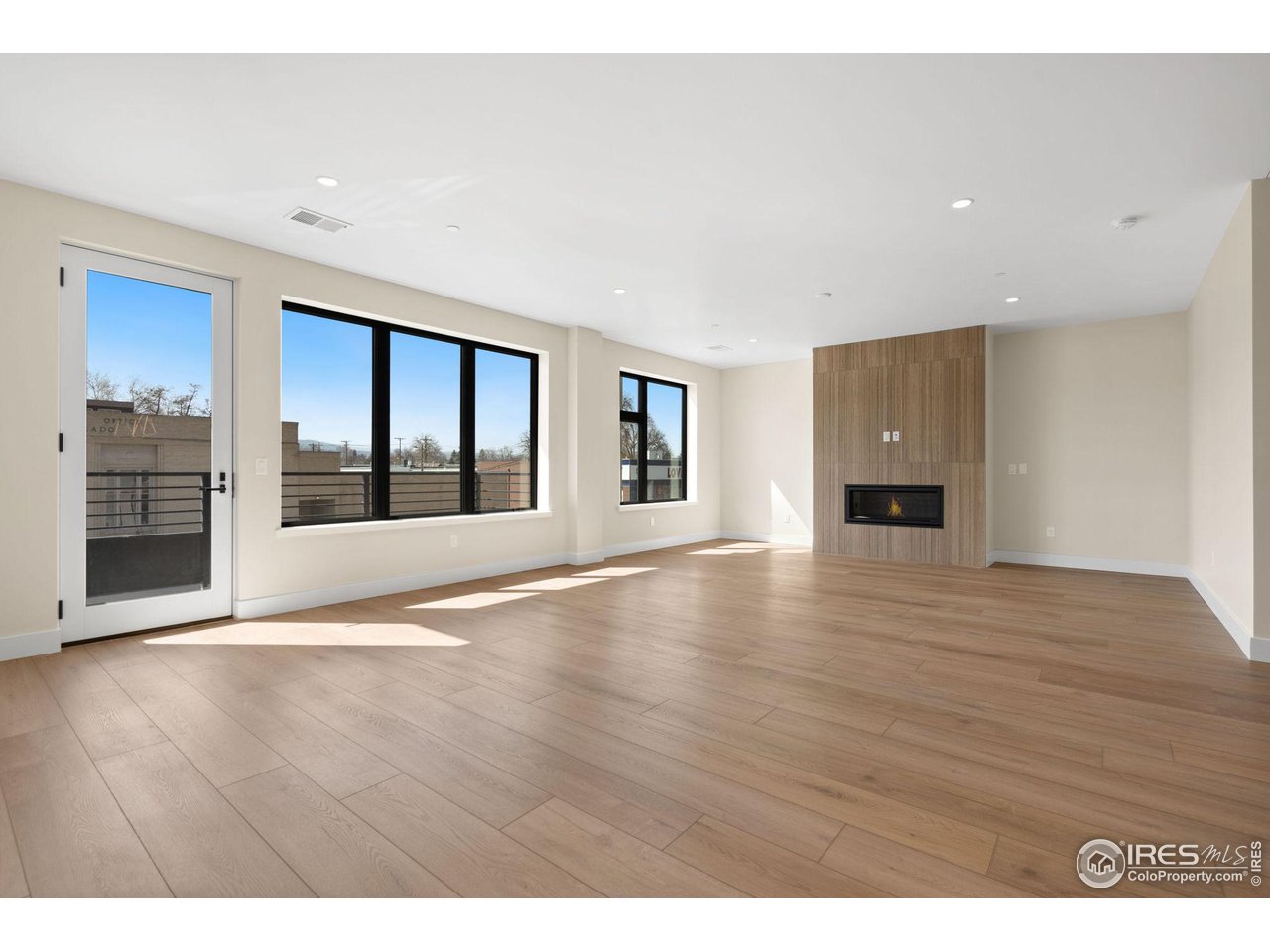 205 E 6th St 200