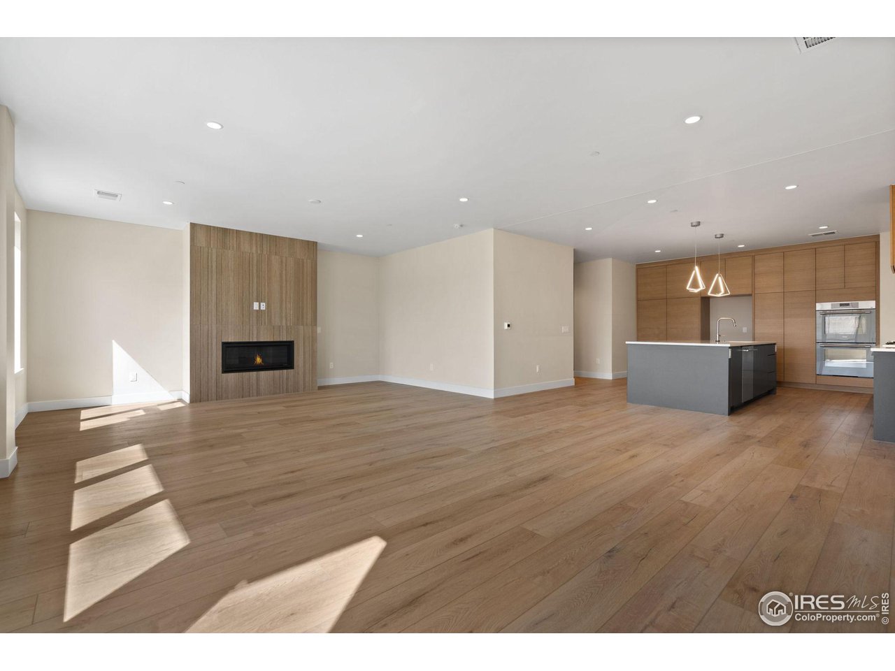 205 E 6th St 200