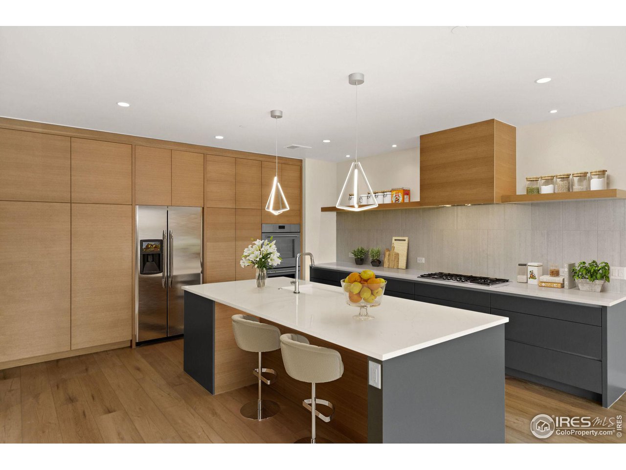 205 E 6th St 200