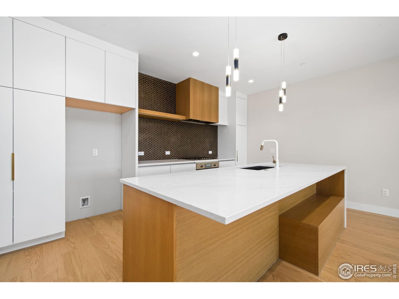 205 E 6th St 400