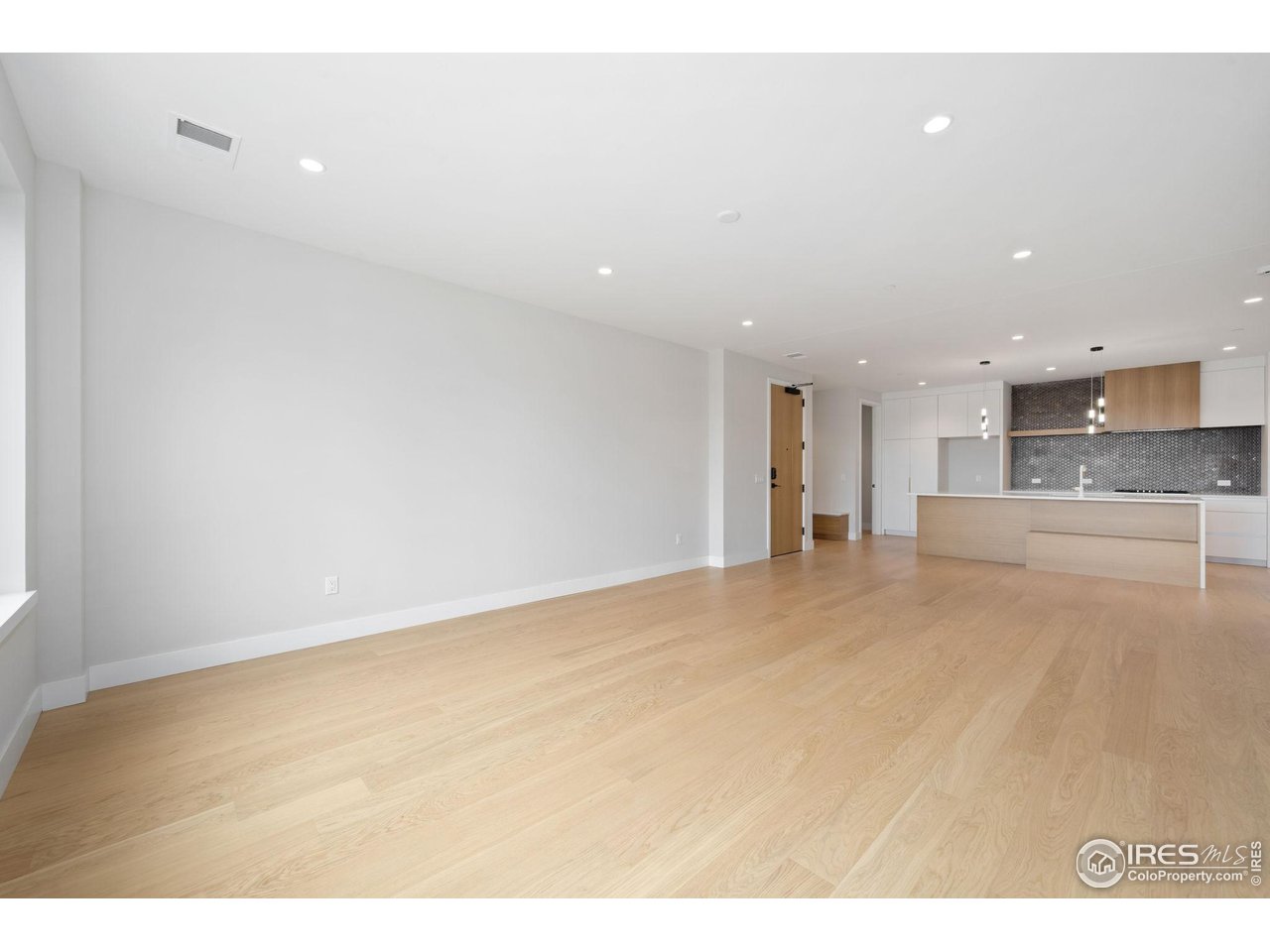 205 E 6th St 400