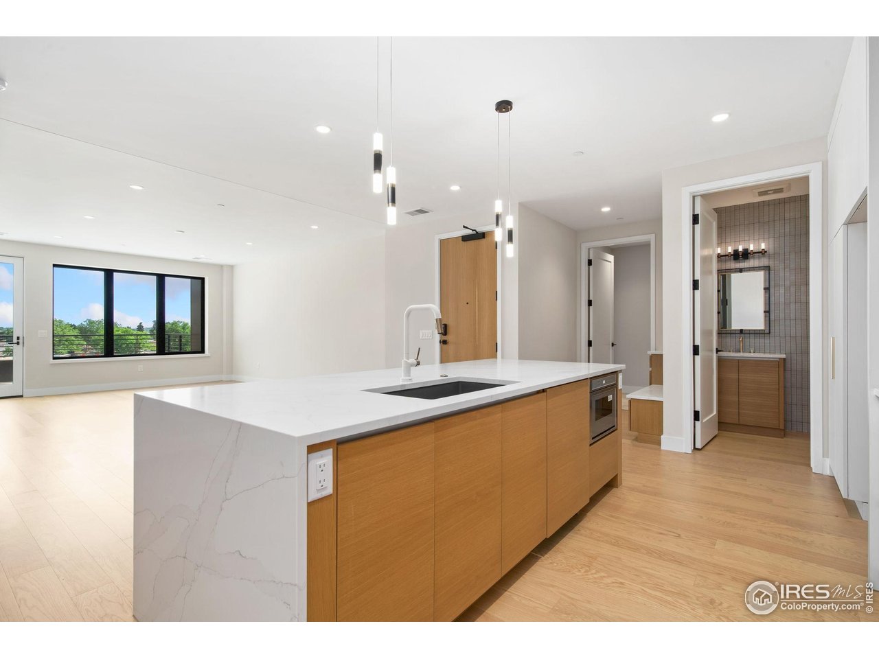 205 E 6th St 400