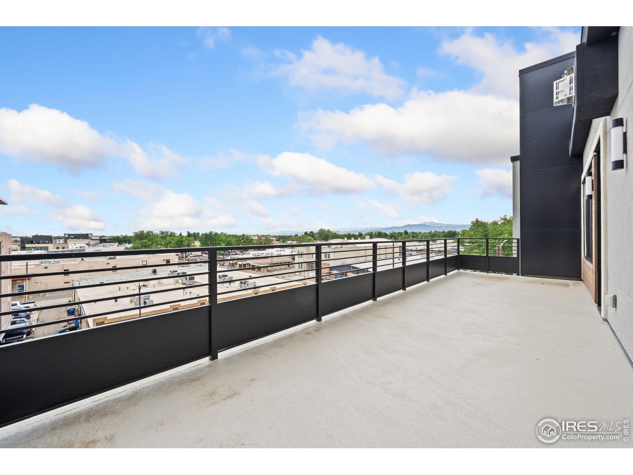 205 E 6th St 400