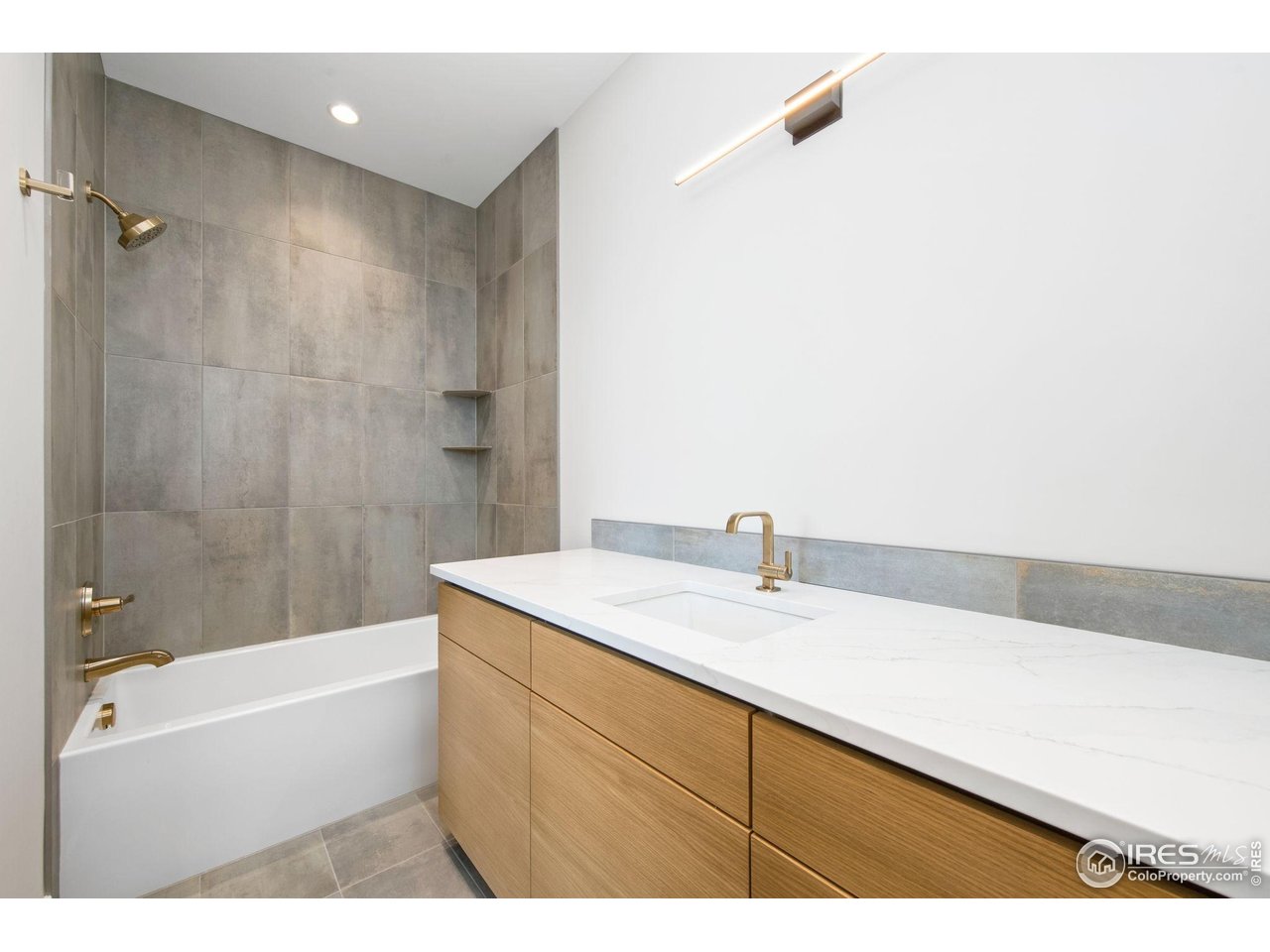 205 E 6th St 400