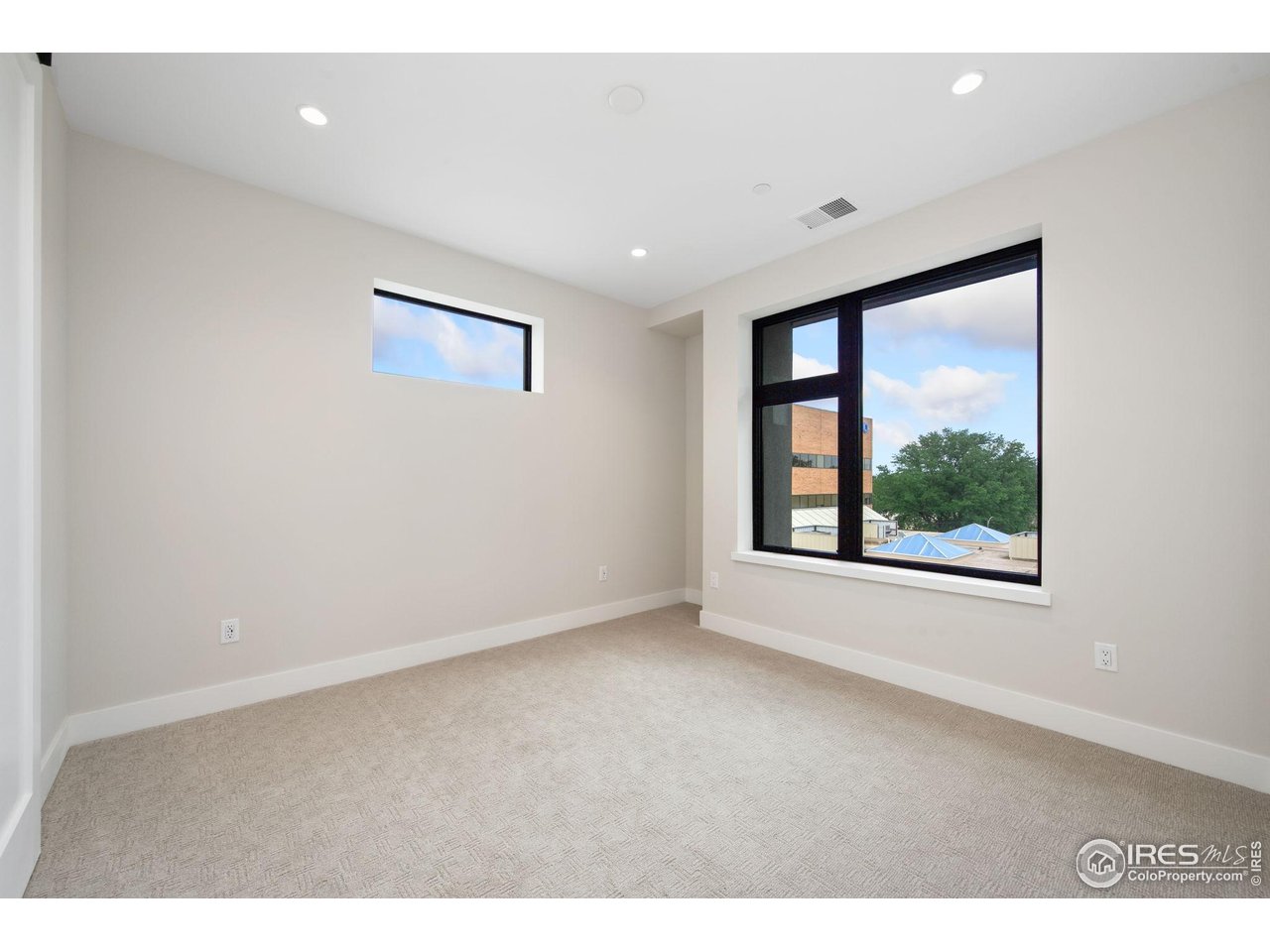 205 E 6th St 400