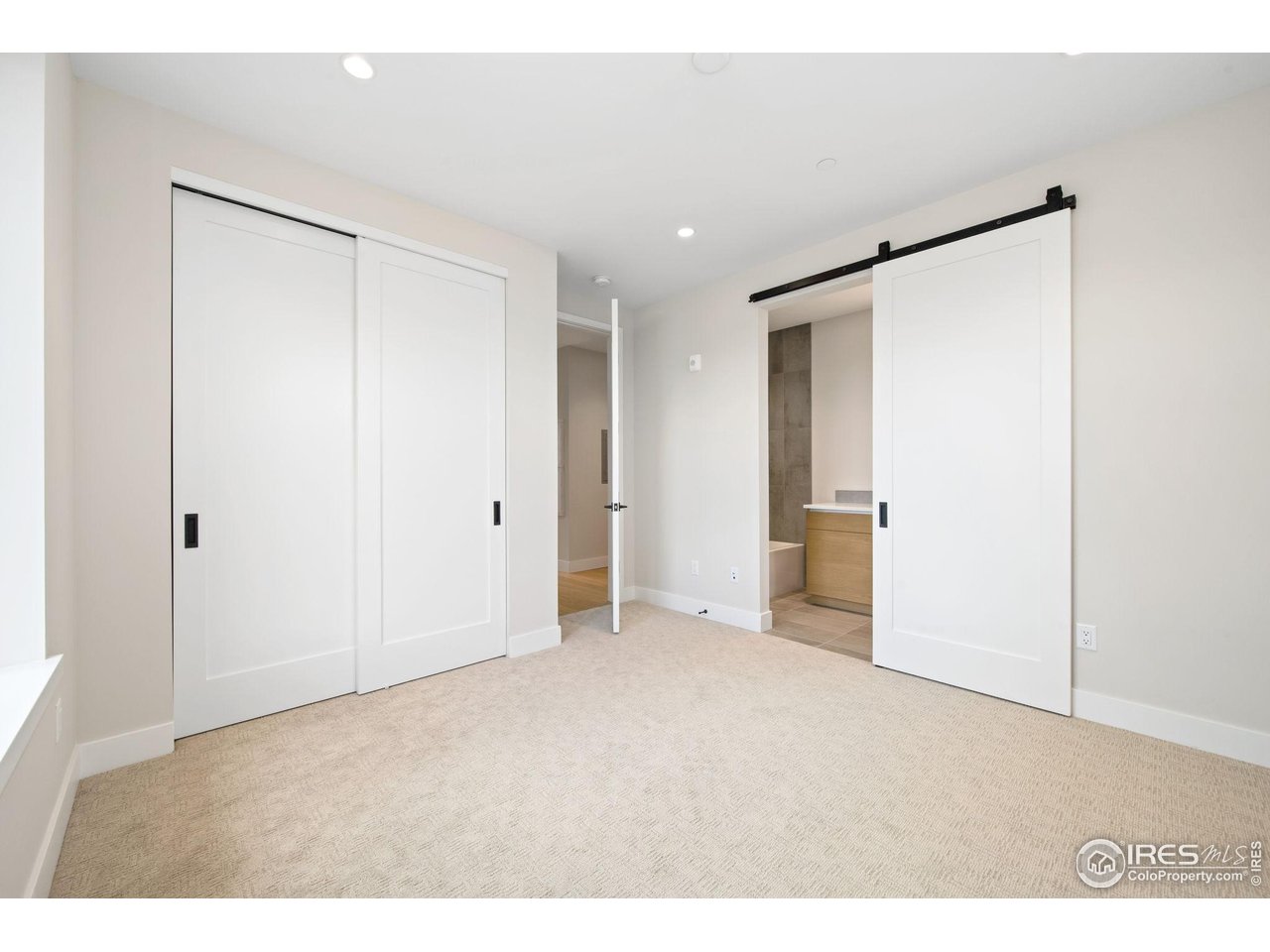 205 E 6th St 400
