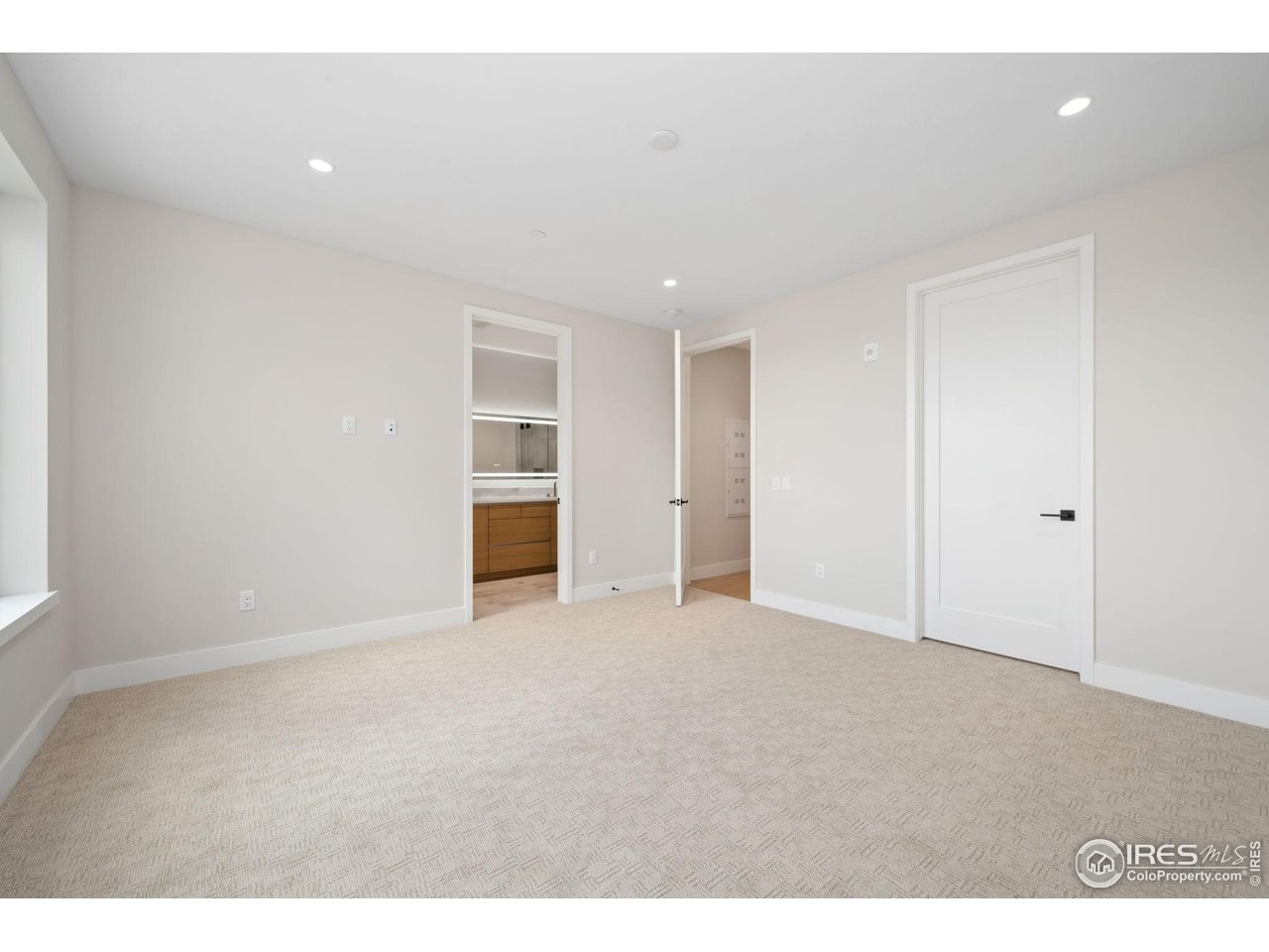 205 E 6th St 400