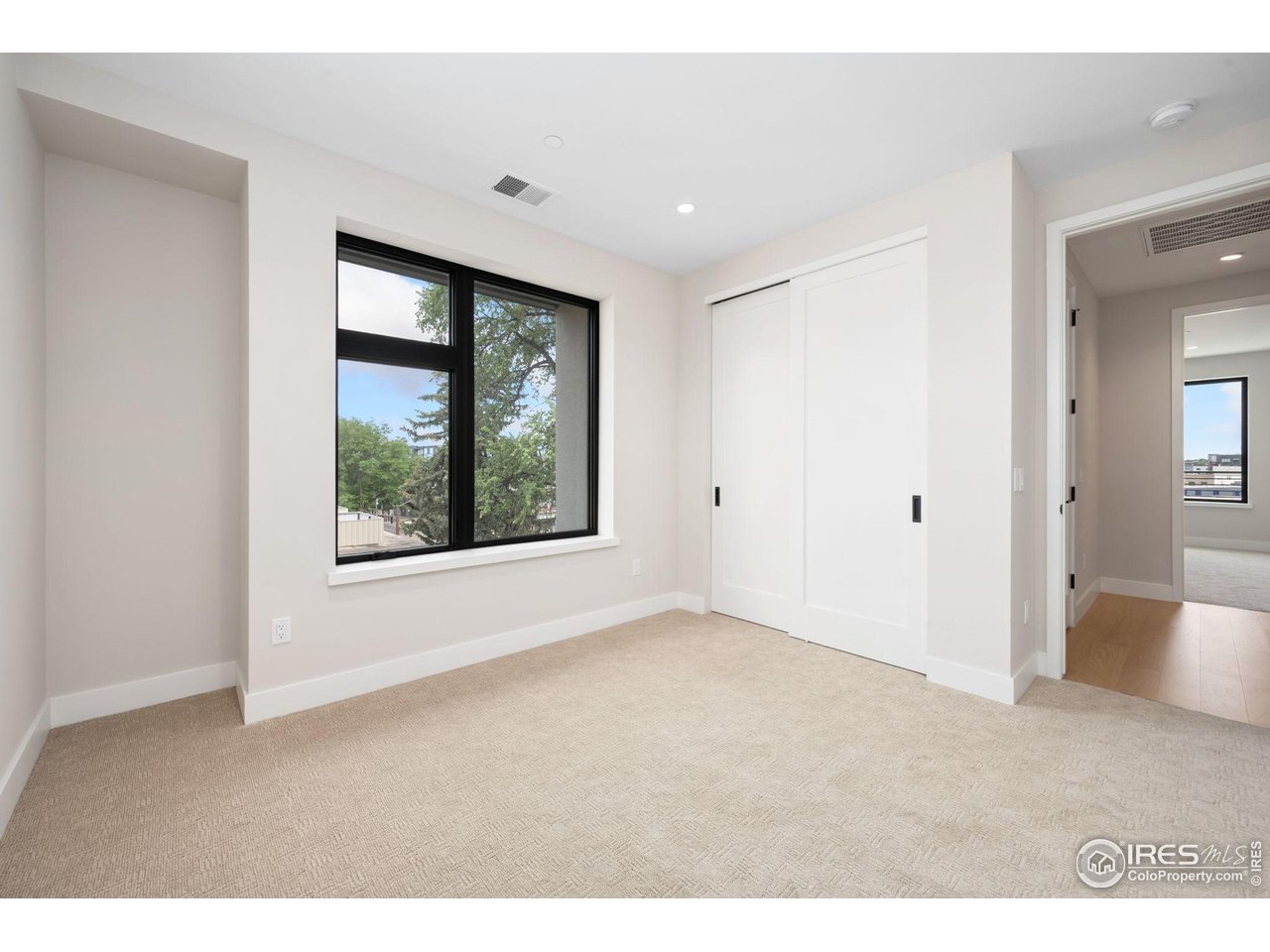 205 E 6th St 400