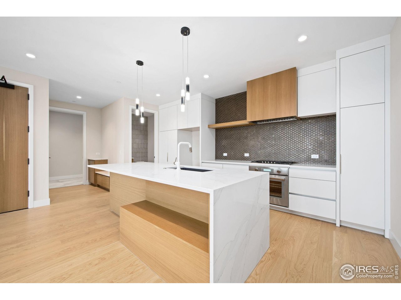 205 E 6th St 400