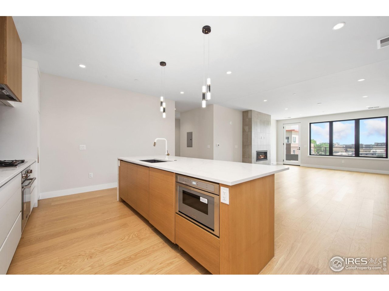 205 E 6th St 400