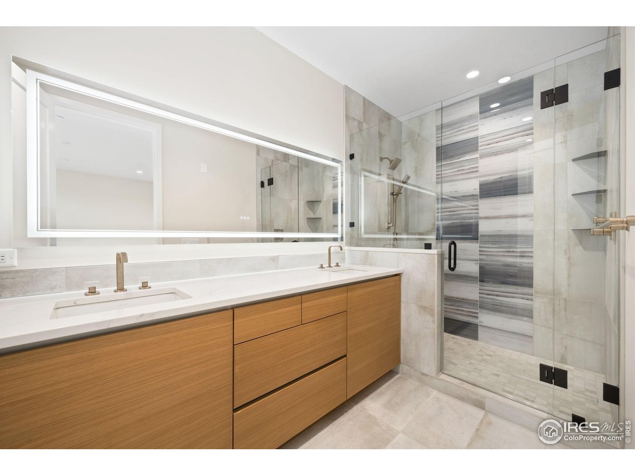 205 E 6th St 400
