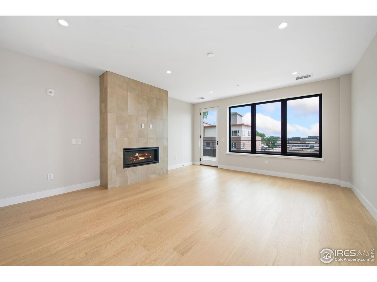 205 E 6th St 400