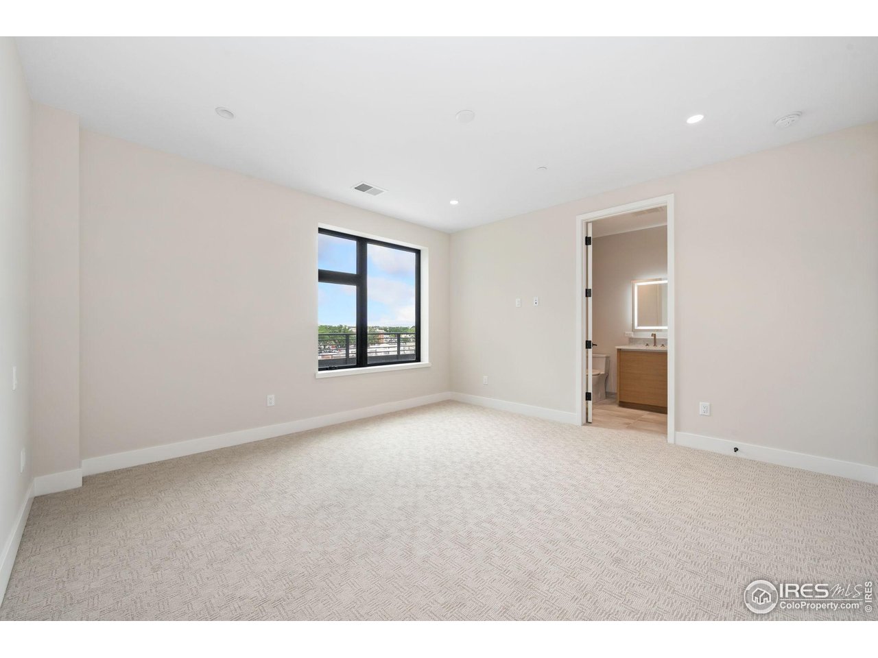 205 E 6th St 400