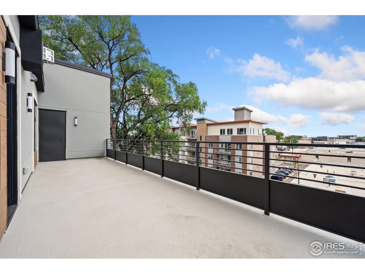 205 E 6th St 400