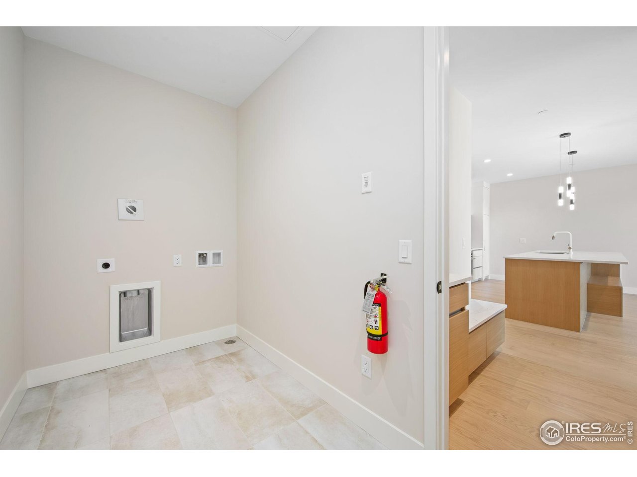 205 E 6th St 400