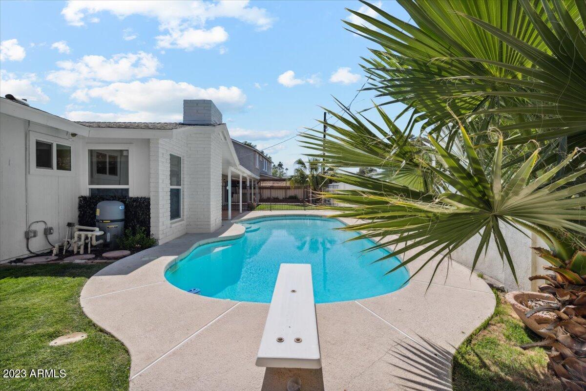818 E HARMONT Drive