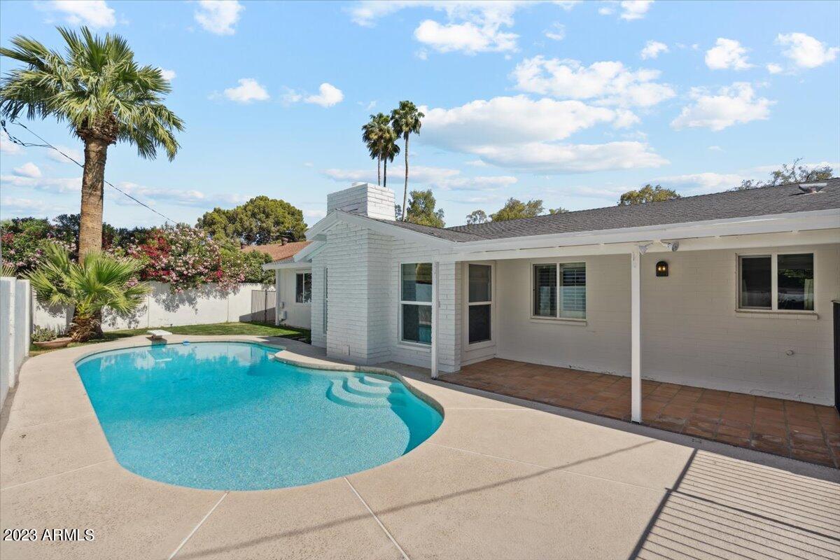 818 E HARMONT Drive