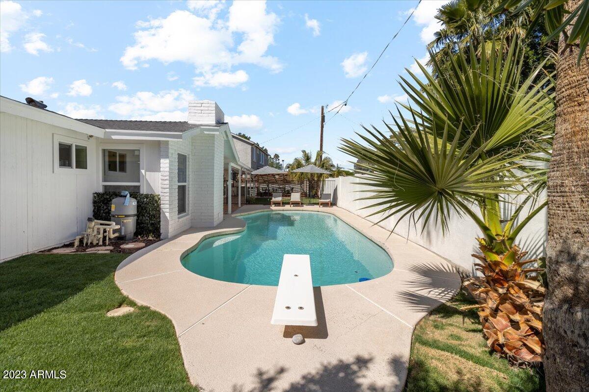 818 E HARMONT Drive