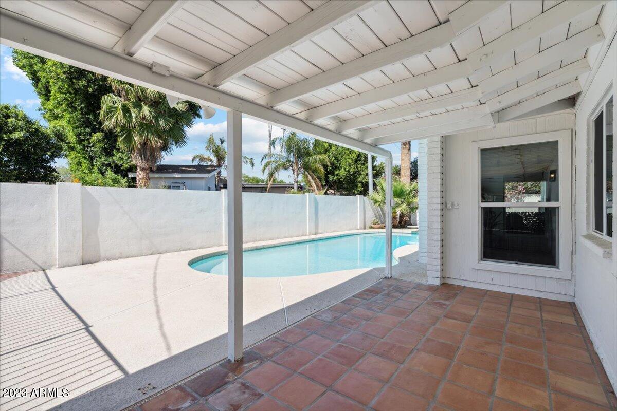 818 E HARMONT Drive