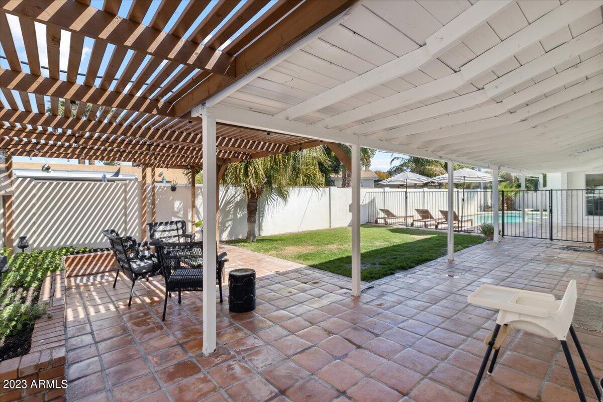 818 E HARMONT Drive