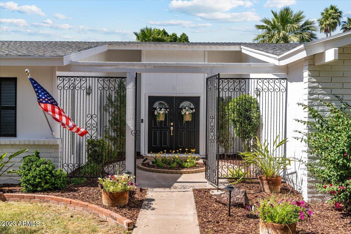 818 E HARMONT Drive