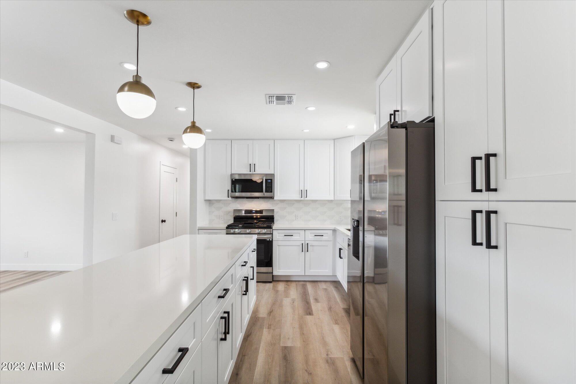 2437 W ECHO Lane
