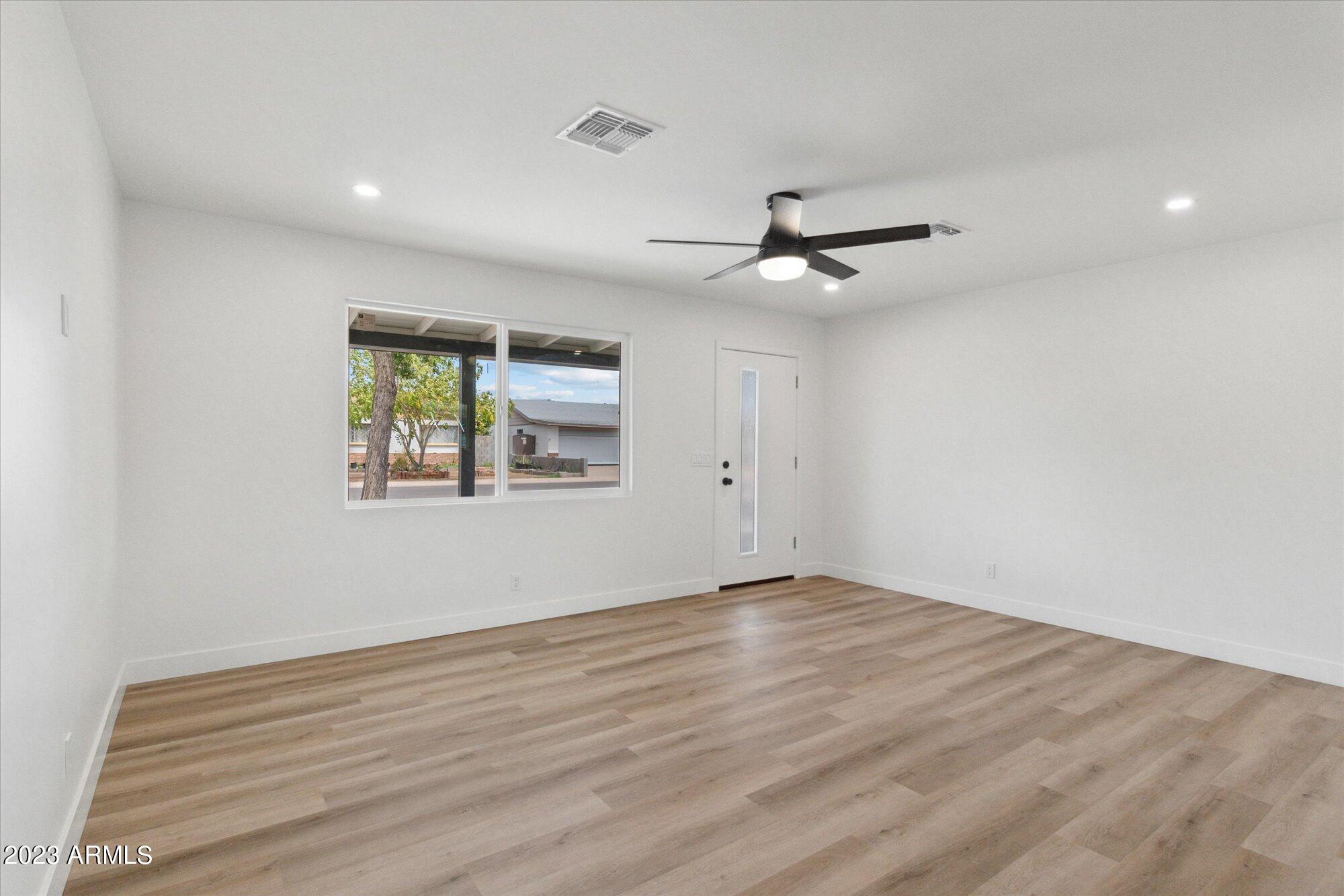2437 W ECHO Lane