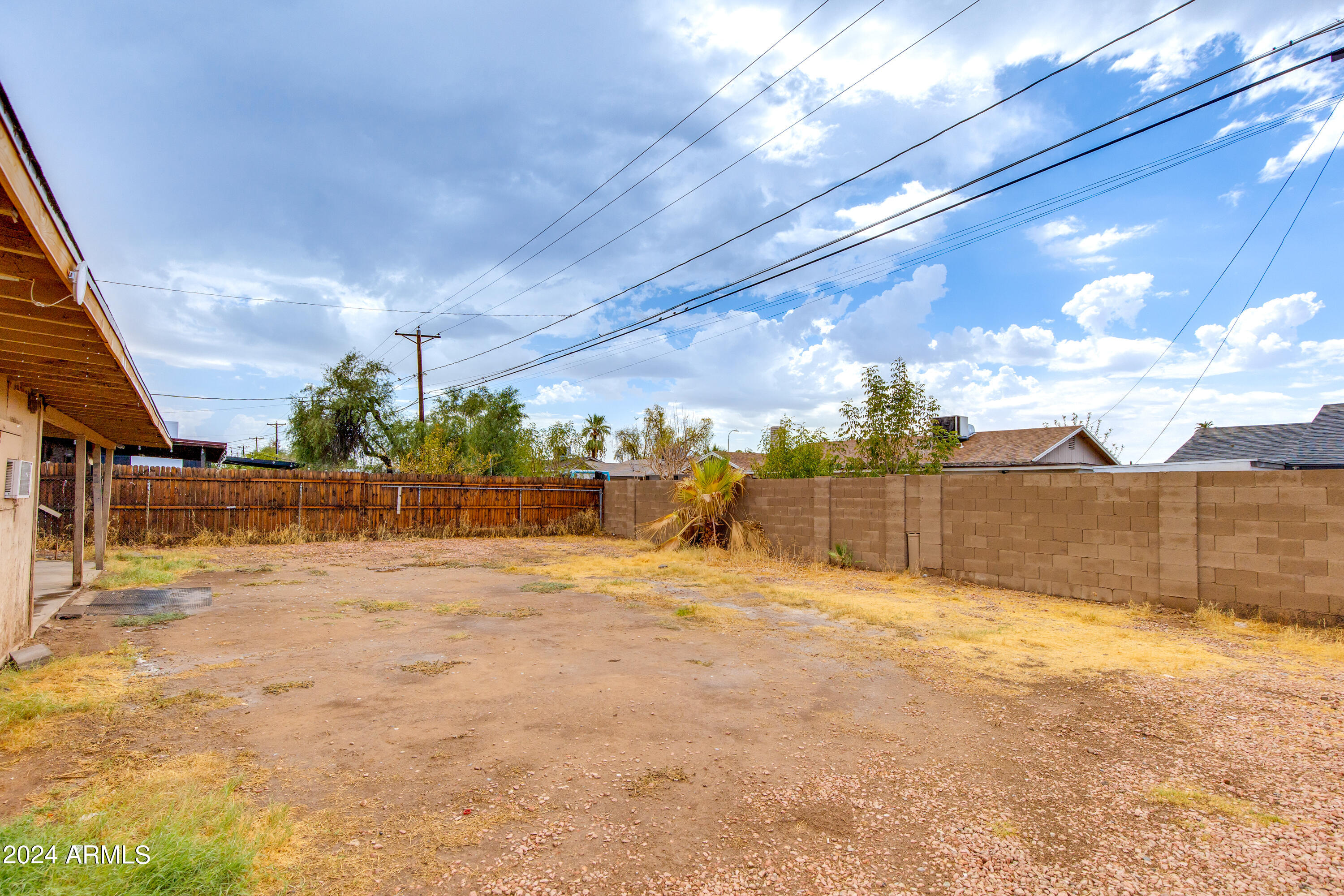 5825 W EARLL Drive