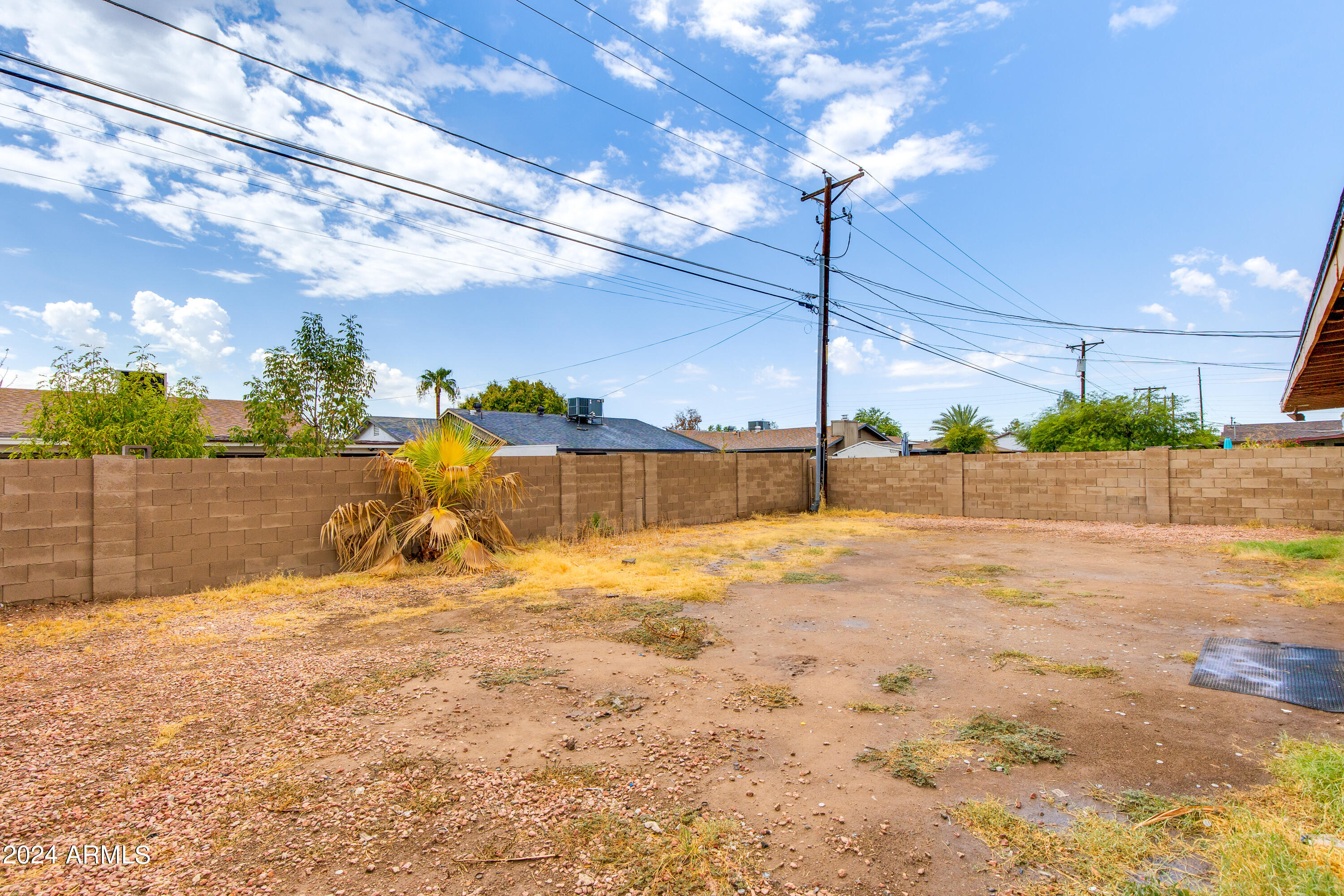 5825 W EARLL Drive