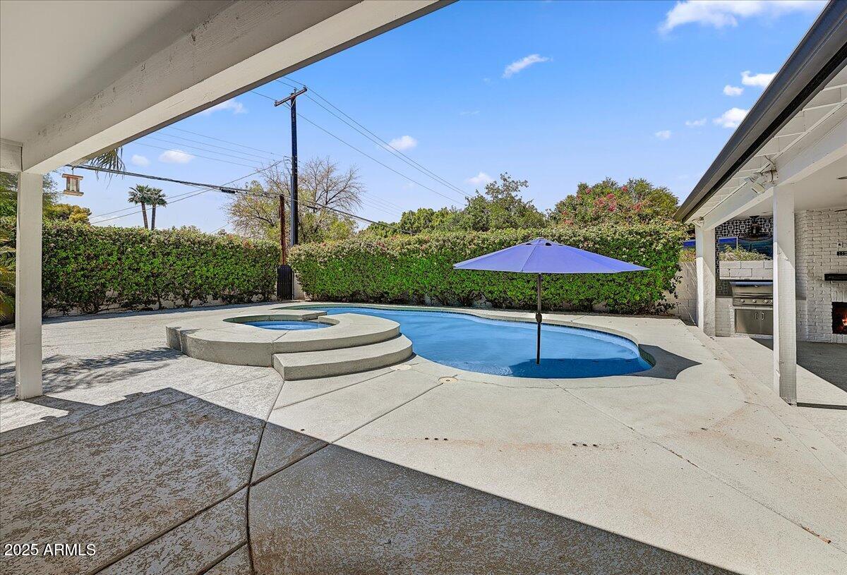 4243 E AVALON Drive