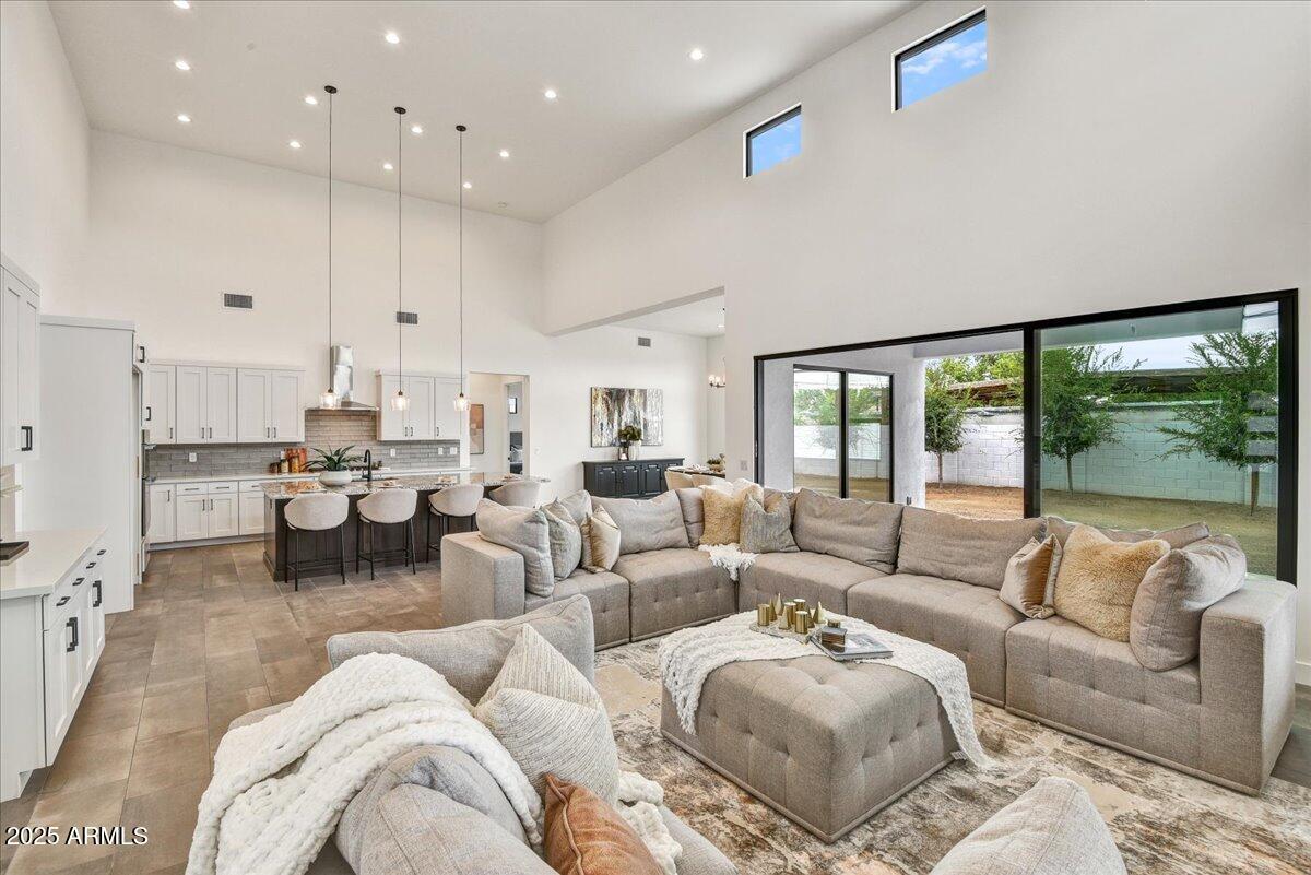 3329 W DESERT DAWN Drive