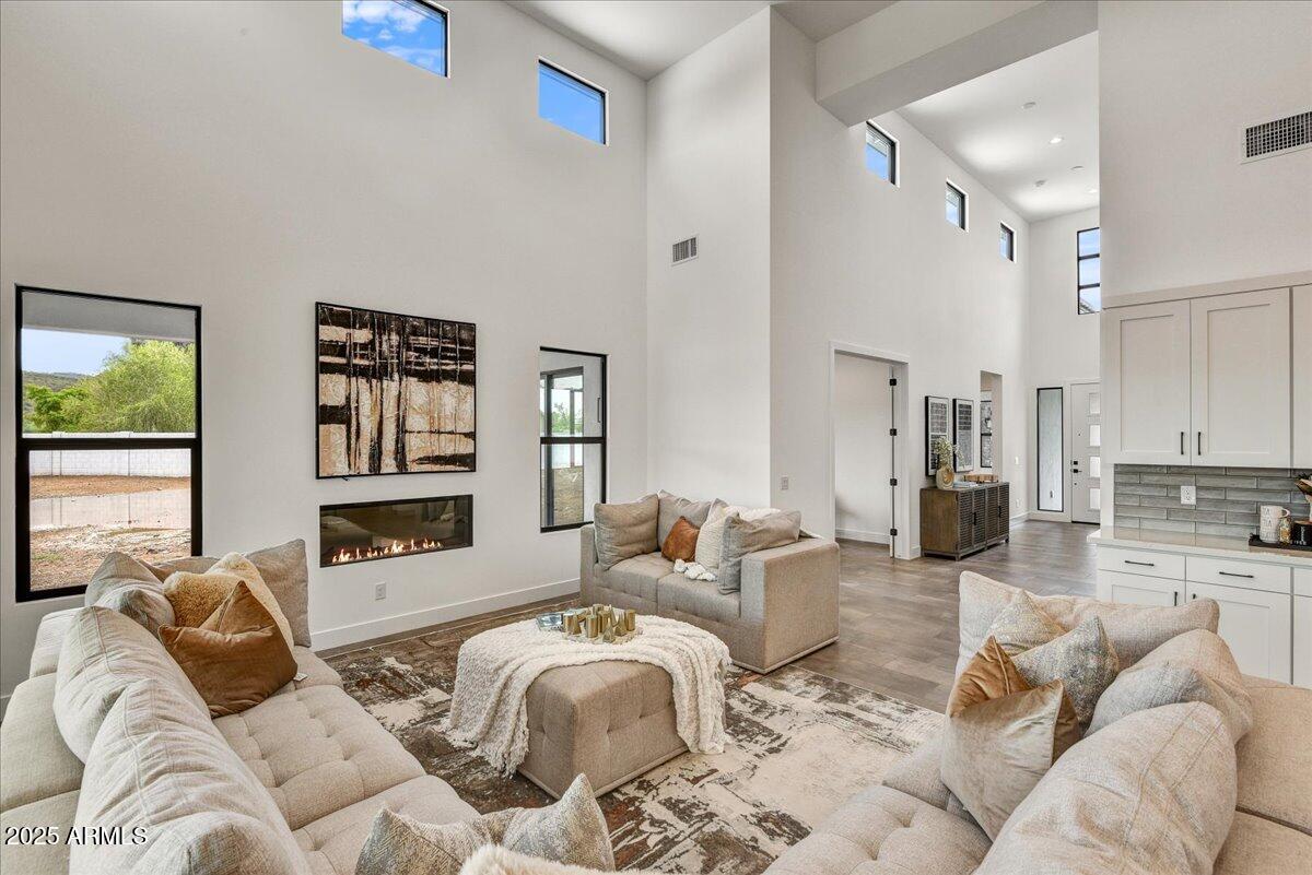 3329 W DESERT DAWN Drive