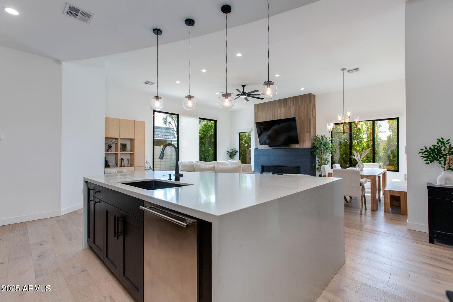100 W NORTHERN Avenue, 5