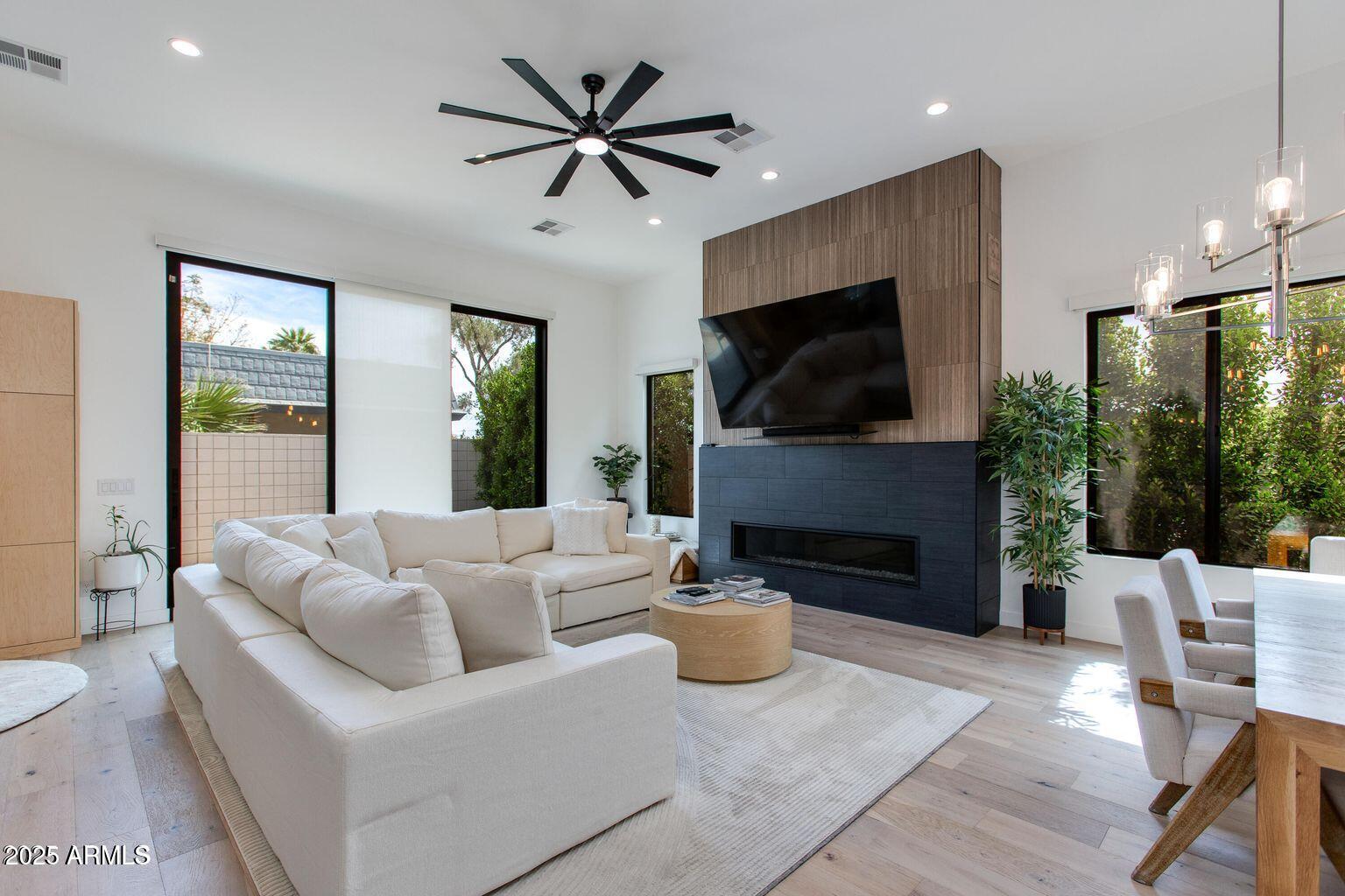 100 W NORTHERN Avenue, 5