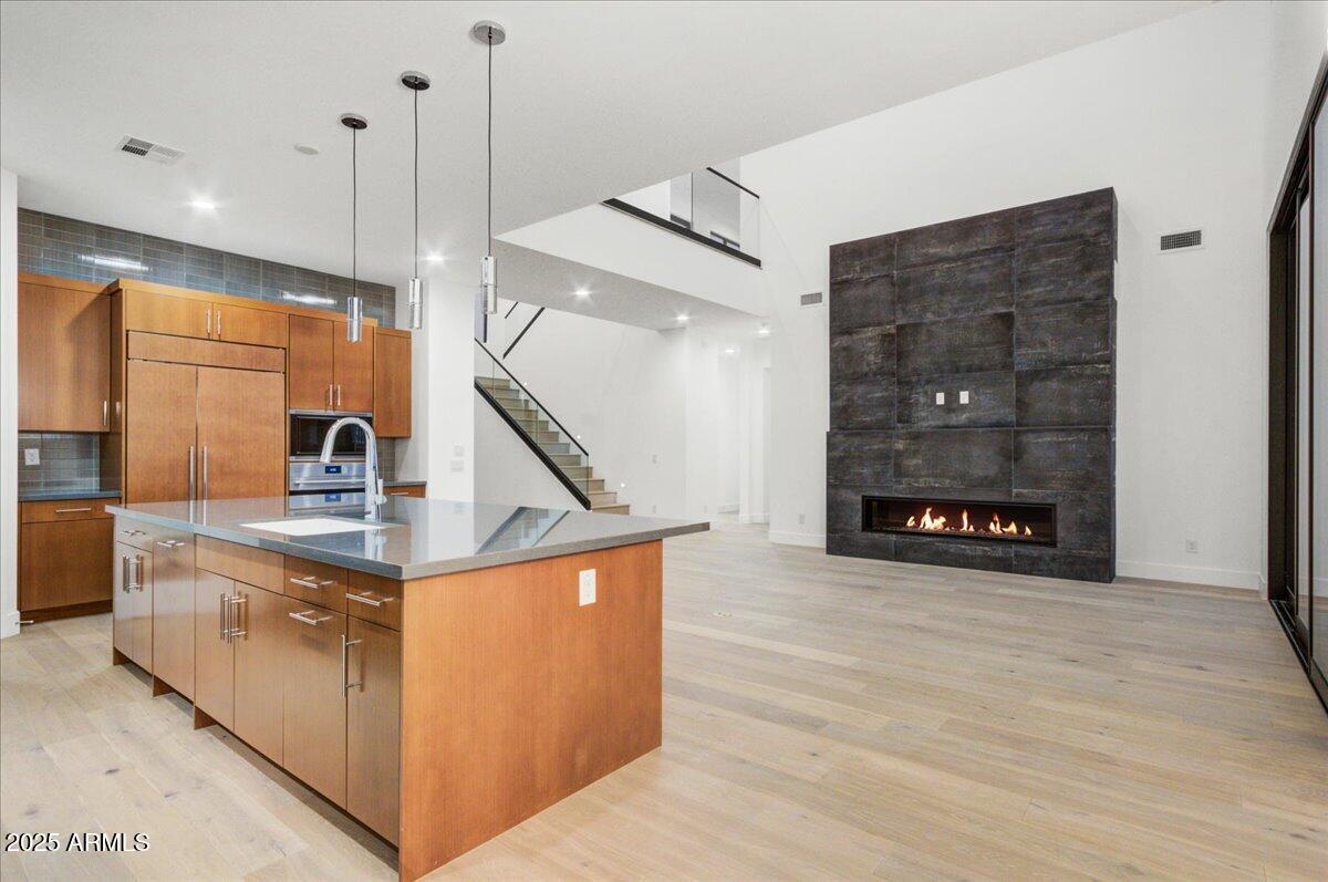 100 W NORTHERN Avenue, 7
