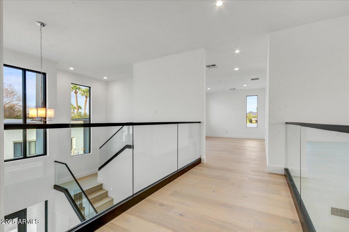 100 W NORTHERN Avenue, 7